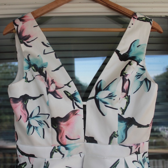 Miss Avenue White Floral A line pleated dress - Picture 2 of 6